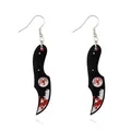 Detailansicht der Halloween Karambit-Ohrringe aus Acryl mit realistischen roten Blutspritzern - Karambit Messer