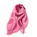 Rosa einfarbiger Schal in Kaschmir-Optik mit eleganten Fransen auf weißem Hintergrund - Nr. 19 Rosenrosa