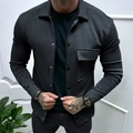 Detailansicht einer dunkelgrauen Twill-Hemdjacke mit Brusttasche und Knopfleiste - Dunkelgrau