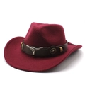 Détail du chapeau de cowboy bordeaux avec tête de taureau argentée sur ruban en cuir - M (56-58cm) / Bordeaux