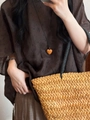 Dettaglio del ciondolo a cuore in legno e collana in corda marrone stile vintage - Stile Cuore Caffè Nero (2#)