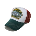 Dettaglio del cappello trucker vintage con ricamo di pesci e retro in mesh traspirante - Verde