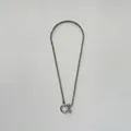 Dettaglio della catena a grano in acciaio inossidabile argento con chiusura a grillo - Colore Acciaio Integrale