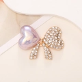 Dettaglio di un fiocco a cuore perlato con lega dorata e strass scintillanti eleganti - Fiocco a cuore di sirena (Viola)