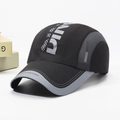 Cappellino da baseball dry-fit nero e grigio con stampa riflettente e mesh traspirante - Regolabile / Nero