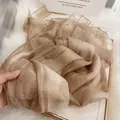 Seiden- und Wollschal in Champagner mit eleganten Goldstreifen auf weißem Pelzuntergrund - Khaki