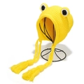 Detailaufnahme der gelben Frosch-Strickmütze mit Webstruktur und geflochtenen Quasten - M (56-58cm) / Gelb