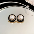 Detail der Vintage-Herz-Ohrringe mit schwarzer Emaille, Goldfiligran und weißer Perlenmitte - Goldrand Schwarz Emaille Perlenstecker