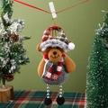 Dettaglio dell'orso di peluche natalizio con cappello e sciarpa a quadri rossi su sfondo verde festivo - Stile Orso (F3-3熊)