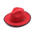Detailopname van een rode wollen fedora met zwarte rand en bruine leren gesp versiering - M(56-58cm) / Rood