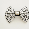 Dettaglio di un fermaglio per capelli in tweed bianco e nero con perla quadrata e strass - Fiocco per capelli / Molletta in Tweed Bianco