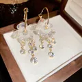Elegante vergoldete Blumenohrringe mit Kristallquasten in einer hochwertigen Geschenkbox - Gold