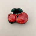 Dettaglio del fermaglio a ciliegia rossa con texture in acetato lucido e design a foglia - 4# Ciliegia Media