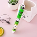 Simpatica penna a sfera panda verde a 10 colori con decoro su sfondo rosa - Panda Foglia di Bambù