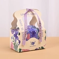 Dettaglio scatola regalo beige floreale con nastro viola e scritta Love is Love - 10x6.5x6.2cm / Viola / Motivo Floreale