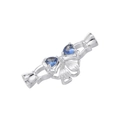 Primer plano de un cierre de lazo plateado con piedras de corazón azul para joyas de bricolaje - Platino con Circón Azul (VK214)