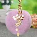 Détail du porte-clés boule en peluche violette avec perles et pendentif cœur en bois - Cœur en bois + Pompon violet clair