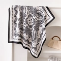 Lussuoso foulard in seta paisley bianco e nero su un elegante supporto bianco minimal - Bordo Nero