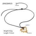 Collier en acier titane avec pendentif cœur, cordon noir et finition dorée texturée - Style de Cœur Creux Texturé Doré (JDN2304015)