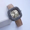 Détail d'une montre à quartz carrée de luxe avec lunette en cristal et bracelet en cuir - Rose Boîtier Argent