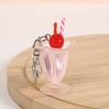 Mini sundae sleutelhanger in roze met room, kers en gestreepte rietje op houten blad - Lichtroze - Sterhaak