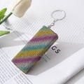 Organizador de pastillas arcoíris con diamantes de imitación y llavero sobre libro - Multicolor