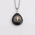 Dettaglio macro del ciondolo a goccia con l'albero della vita in pietra arenaria bluastra - Ciondolo Blu Goldstone a Goccia d'Acqua (ANSN00136)