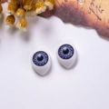 Dettaglio di occhi per bambole ovali in acrilico 12x16mm con iride viola su sfondo decorato - Viola Venato di Sangue
