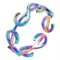 Macro di anello aperto in metallo arcobaleno minimalista con motivo curvo e riflessi metallici - Arcobaleno