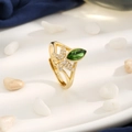 Anello dorato con gemma marquise verde e cristalli scintillanti su piccoli ciottoli bianchi - Aperto Regolabile / Oro/Pietra Verde