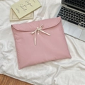 Dettaglio della custodia imbottita rosa per laptop con chiusura a fiocco stile balletto - 13" / Rosa