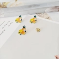 Spilla a forma di pappagallo in smalto giallo e arancio per colletti e vestiti - Pappagallo
