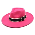 Detailed view of the fuchsia felt hat featuring a black ribbon with pearl-beaded edges - M (56-58cm) / Rose Red