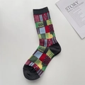 Primer plano de calcetines retro con cuadros de colores y textura de punto de algodón - Talla única / Gris