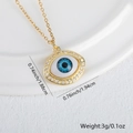 Vue détaillée du collier Evil Eye doré avec dimensions 1,88 cm par 1,94 cm - Style A - Mauvais Œil