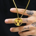 Detalle de collar con colgante de disco dorado con texto grabado Live Fit y Stay Toned - Colgante Suelto Dorado