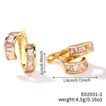 Detailansicht geometrischer Goldohrringe mit Zirkonia und genauen Größenangaben - E02931-2 / Gold