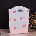 Verdickte halbtransparente Plastik-Geschenktüte mit Erdbeerdruck und Smile-Schriftzug - 35x45cm / Kleine Erdbeere