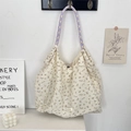 Détail de la boucle magnétique et des poignées en corde tressée violette du sac - Mousseline Floral Beige
