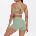 Salbeigrünes Ein-Schulter-Yoga-Set mit Sport-BH mit Riemchenrücken und High-Waist-Shorts - S / Basilikumgrün