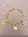 Detail eines goldenen zweischichtigen Armbands mit Herz-, Schloss- und Kreuzanhänger - Kreuz