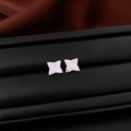 Vista macro di orecchini a stella d'argento con bordo perlato e trama radiale fine - Argento (Perno per orecchini in argento sterling 925)