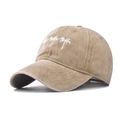 Dettaglio del ricamo di tre palme bianche su un cappello da baseball in cotone kaki - Regolabile / Cachi