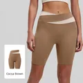 Hoge taille yoga short in cocoa met contrasterende tailleband en liftend effect - S / Bottoms / Cacao