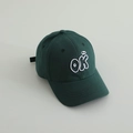 Primer plano detallado del bordado blanco OK en una gorra de béisbol de algodón verde - 52-54cm (3-8 Años) / Verde