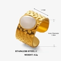 Breiter Ring aus gehämmerter Gold-Edelstahl mit weißem ovalem Muschelstein-Inlay - Gold-Weißer Stein