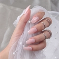 Makroaufnahme kurzer ballerina-zartrosa Jelly-Nägel mit glänzendem UV-Finish - Transluzentes Hellrosa (DBLL-33)