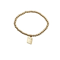 Gros plan d'un bracelet élastique à billes dorées avec pendentif carré gravé de la lettre K - Lettre K