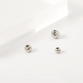 Drei hohlgebohrte Edelstahl-Abstandsperlen mit Hammerschlag-Textur für DIY-Schmuck - 4mm / Stahlfarbe