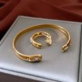 Detailansicht von vergoldetem Edelstahl-Set aus Armreif und Ring mit Zirkonia-Steinen - Armreif und Ring Set (TB56) / Gold